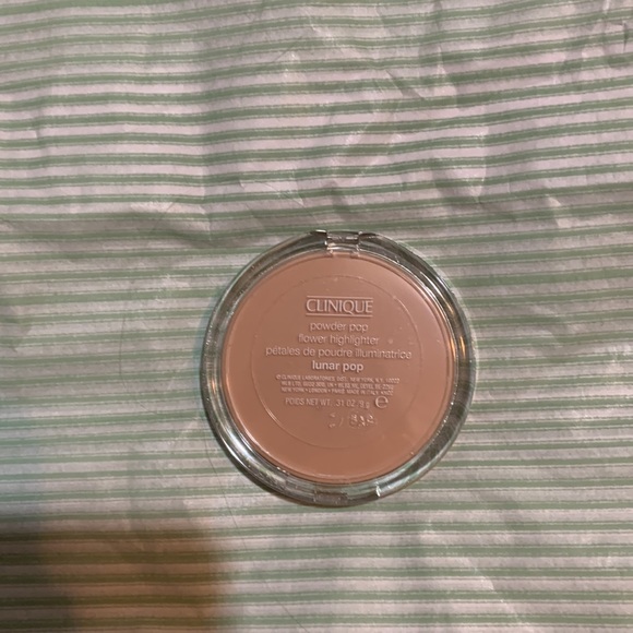 LE Clinique Flower Highlighter in Lunar Pop - Picture 2 of 3